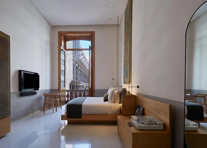 Hotel Umbral, Curio Collection By Hilton